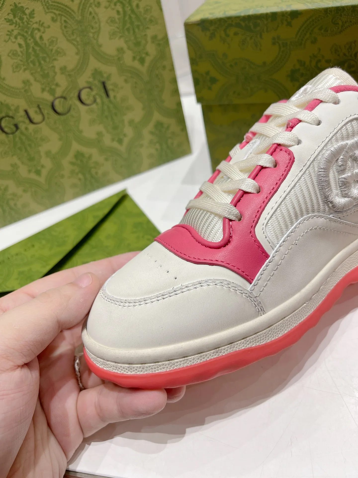 👟👟Ex-factory price 520👟👟 Gucci Gucci 2023 latest hot model MAC80 sneakers, couple style, casual, retro, old, dirty shoes, small dirty shoes, white shoes, original purchase, development, production, Gucci MAC80 new hot model series. The exquisite and compact interlocking double G logo romantically interprets the aesthetic concept of this series. Made of off-white leather, retro inspiration is cleverly integrated into the design of sports shoes, reinterpreting the brand logo. Fabric: Original custom imported first-layer cowhide. Lining: Original custom imported breathable mesh. Outsole: Original molded two-color TPU outsole. Sole thickness: 3CM. Size: Women's 35-40 / Men's 39-45.